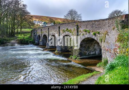 Sechs Bogenbrücken über den Fluss Barle, der durch das Dorf Withypool im Exmoor-Nationalpark Somerset UK fließt Stockfoto