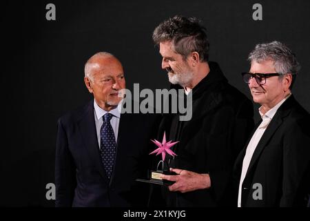 Enzo Ghigo, Rupert Everett e Domenico de Gaetano durante alcuni Momenti della Cerimonia di consegna della Stella della Mole a Rupert Everett presso il Museo del Cinema a Torino, Italia - Cronaca - 17. April 2024 - (Foto Giacomo Longo/LaPresse) Enzo Ghigo, Rupert Everett und Domenico de Gaetano während einiger Momente der Zeremonie der Stella della Mole für Rupert Everett im Kino-Museum in Turin, Italien - Nachrichten - 17. April 2024 - (Foto Giacomo Longo/LaPresse) Credit: LaPresse/Alamy Live News Stockfoto