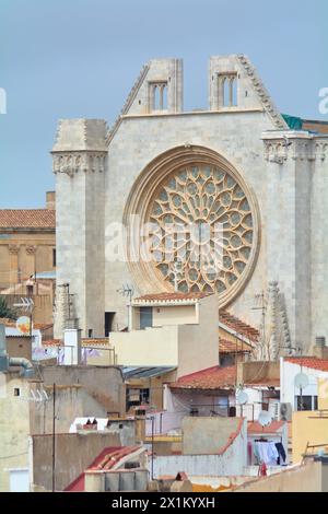 Tarragona, Spanien - 17. April 2024: Dieses Bild fängt die Pracht der Kathedrale von Tarragona ein und hebt ihr kompliziertes Rosenfenster und ihre elegante Gothie hervor Stockfoto