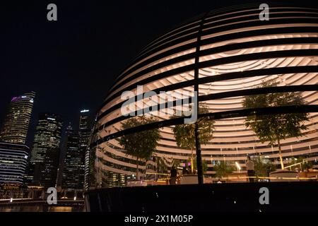 Singapur - 20. Oktober 2022: Apple Marina Bay Sands bei Nacht mit Beleuchtung im Inneren. Es ist der weltweit erste schwimmende Apple Store, der von Foster + entworfen wurde Stockfoto