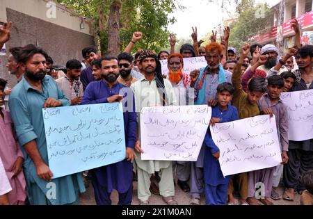 Die Bewohner Husris halten am Mittwoch, den 17. April 2024, im Pressesaal von Hyderabad eine Protestdemonstration gegen die hohe Händigkeit von Landraubern ab. Stockfoto