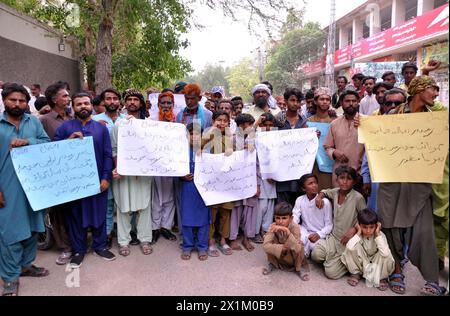 Die Bewohner Husris halten am Mittwoch, den 17. April 2024, im Pressesaal von Hyderabad eine Protestdemonstration gegen die hohe Händigkeit von Landraubern ab. Stockfoto