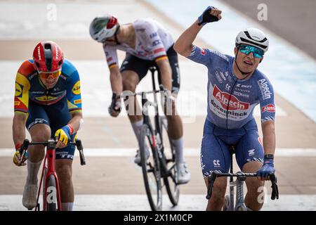 Paris - Roubaix, 2024. L’Enfer du Nord 121. Auflage der Sprint für den zweiten und dritten Podestplatz. Mads Pedersen von Lidl - Trek, Nils Politt von UA Stockfoto