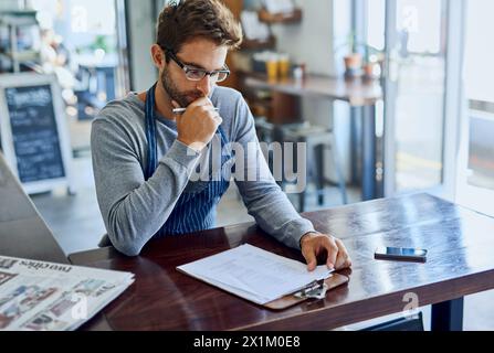 Cafe, Kellner und Mann mit Klemmbrett im Restaurant für Preischeckliste, Inventar oder Überprüfung der Verkäufe. Kleines Unternehmen, Café und Mitarbeiter mit Stockfoto