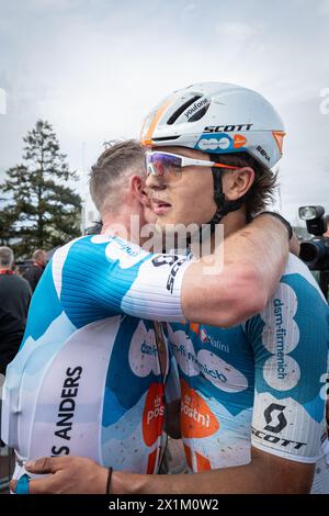 Paris - Roubaix, 2024. L’Enfer du Nord 121st Edition Team DSM – John Degenkolb von Firmenich POSTNL umarmt Pavel Bittner nach dem Rennen von Compiègne nach Rouba Stockfoto