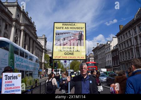 London, Großbritannien. April 2024. Ein Demonstrant auf dem Parlamentsplatz hält ein Schild, das auf die verkauften Häuser von Migranten verweist, die ehemalige Innenministerin Suella Braverman und den Flüchtlingsplan in Ruanda. Anti-Tory-Aktivisten inszenierten ihren wöchentlichen Protest, als Rishi Sunak sich den Fragen des Premierministers stellte. Quelle: SOPA Images Limited/Alamy Live News Stockfoto