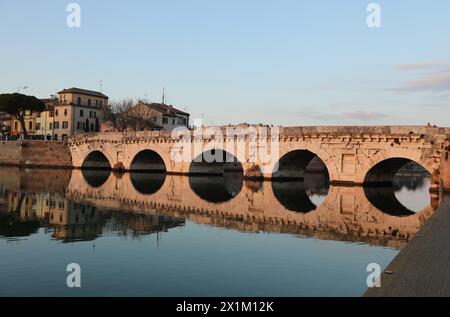 Brücke von Tiberius in Rimini Stockfoto