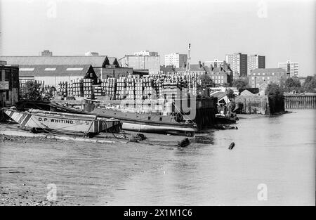 Archivbild der Südseite der Themse aus den 1990er Jahren, westlich von Greenwich aus gesehen. Das Boot in der mittleren Distanz ist die Massey Shaw, vor der Restaurierung. Massey Shaw wurde 1935 auf der Isle of Wight nach einem LCC-Entwurf für den Einsatz als Feuerwehrboot der Londoner Feuerwehr gebaut. Während des Zweiten Weltkriegs unternahm das Boot drei Fahrten im Rahmen der Evakuierung von Dünkirchen und kehrte dann während des Blitz als Feuerwehrboot auf der Themse zurück. Sie wurde 1971 außer Dienst gestellt und erhielt 2008 einen Heritage Lottery Grant zur Restaurierung. Das Boot ist heute als Attraktion im South Dock der West India Docks angelegt. Stockfoto