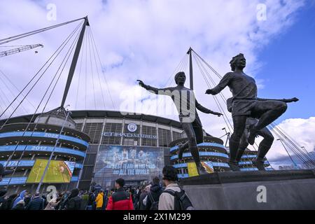 Die Fans treffen sich vor dem Halbfinale der UEFA Champions League zwischen Manchester City und Real Madrid im Etihad Stadion in Manchester England (will Palmer/SPP). Foto: SPP Sport Press Photo. /Alamy Live News Stockfoto
