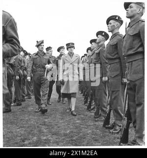 BESUCH DER KÖNIGLICHEN PRINZESSIN IN Einem BATAILLON DES FLACHLANDREGIMENTS - der königlichen Prinzessin, die die Ehrenwache der britischen Armee inspiziert Stockfoto