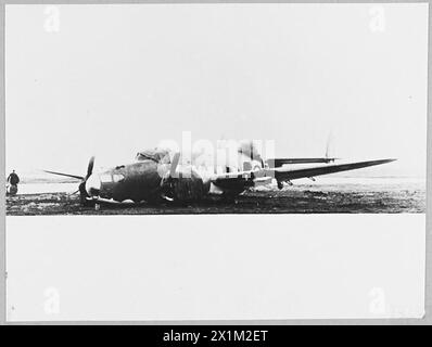 DER ERSTAUNLICHE HEIMFLUG DES R.A.F. KÜSTENKOMMANDOS LOCKHEED HUDSON - Ein Lockheed HUDSON Flugzeug des britischen R.A.F. Küstenkommandos, während er tief flog, um feindliche Schiffe in einem norwegischen Fjord zu suchen, hatte ein großes Loch im Boden, das von einem Felsvorsprung auf einer kleinen Insel gepriesen wurde. das Dach der Pilotenkabine klopfte ab, die Propeller verbogen, ein Motor vorübergehend ausgeschaltet und das Funkgerät beschädigt. aber sie wurde über 300 Meilen der Nordsee ohne Karten nach Hause gebracht und stürzte nachts auf einem schottischen Flugplatz ab, ohne dass die Besatzung verletzt wurde. Dieses Pictu Stockfoto