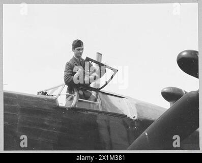 Das Bodenpersonal der RAF reinigt und bereitet das Cockpit-Sicherheitsglas eines Bombers vor, um eine klare Sicht für den Piloten und die Besatzung vor dem Flugbetrieb zu gewährleisten. Stockfoto
