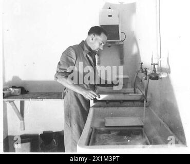 DIE ARMY FILM AND PHOTO UNIT - das ist der spezielle Raum, in dem Platten verarbeitet werden, British Army Stockfoto