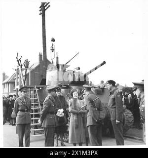 SEINE MAJESTÄT DER KÖNIG MIT SEINER ARMEE - Ihre MAJESTÄTEN und Prinzessin Elizabeth inspizieren Panzer des Royal Tank Regiment, British Army Stockfoto