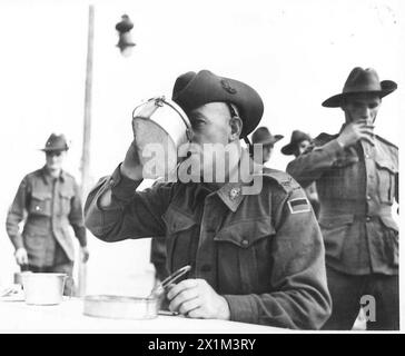 DAS ZWEITE KONTINGENT DER ZWEITEN AUSTRALISCHEN KAISERLICHEN STREITMACHT KOMMT IN ÄGYPTEN AN: H.M.S. ETTRICK: KANTARA - Eine willkommene Dose Tee nach der Landung, British Army Stockfoto