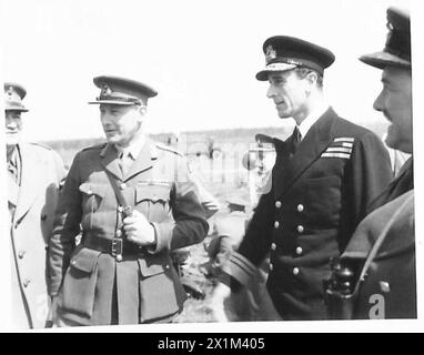 DIE ARMEE SIEHT NEUE FLUGZEUGE - Vizeadmiral Lord Louis Mountbatten und Generalleutnant Anderson, britische Armee Stockfoto