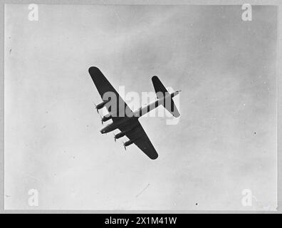 KÜSTENFESTUNGEN BEDECKEN WEITE TEILE DES ATLANTIKS. - 11099 Bild (ausgestellt 1943) zeigt Eine Küstenfestung im Flug, Royal Air Force Stockfoto