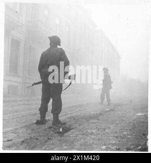 STRASSENKÄMPFE IN ARNHEIM - drei Straßenszenen im Herzen von Arnheim, British Army, 21st Army Group Stockfoto