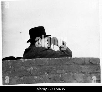 PREMIERMINISTER BESUCHT VERTEIDIGUNGSANLAGEN - Mr. Winston Churchill sieht die Küstenverteidigung mit einem Fernglas in Dover, British Army Stockfoto