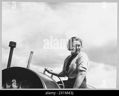 RAF-Bodenpersonal, einschließlich eines W.A.A.F.-Traktorfahrers, bereiten einen Bomber für den Flug vor, indem sie Bomben transportieren und für die Beladung arrangieren, Royal Air Force. Stockfoto