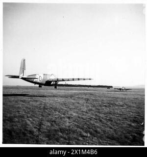 HOTSPUR GLEITER MARK II (ALLGEMEINES FLUGZEUG) - Operational Training Gleiter. Ein Segelflugzeug, das vom Netheravon-Flugplatz, Wiltshire, 19.11.42, abgeschleppt wird, Stockfoto