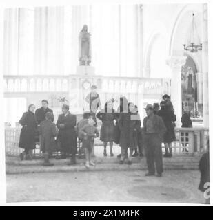 ITALIEN: FÜNFTE ARMEE: ANZIO BRÜCKENKOPF. EVAKUIERUNG VON FLÜCHTLINGEN AUS ANZIO - Flüchtling steht an der Altarschiene, britische Armee Stockfoto