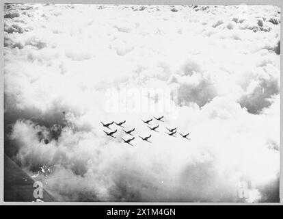 Hawker Hurricanes der No. 85 Squadron werden während der Schlacht um Großbritannien im Oktober 1940 im Flug gesehen. Stockfoto