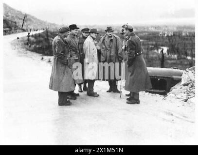 BRITISCHE Abgeordnete BESUCHEN DAS ALTE SCHLACHTFELD - Lieut. Colonel Wilson und Brigadier H.C. Partridge, DSO., die beide in dieser Gegend aktiv waren, führen die M.PS auf einer Tour durch Cassino und die umliegenden Schlachtfelder durch. Mitglieder der Partei sind: Lieut. Colonel Wilson (mit Gehstock) Brigadier H.C. Partridge (in Baskenmütze und mackintosh) Captain F.J. Bellender, M.P. für Bassetlaw (mit schwarzem Hut) Major H.G. Studholme, M.P. für Tavistock (in Wellington-Stiefeln) W/Cdr. A.W.H. James, MC., Abgeordneter für Wellingborough Captain R.H. Bernays, M.P. für Bristol N, britische Armee Stockfoto