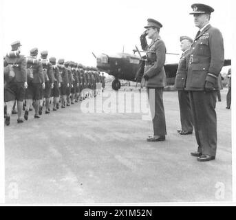 Heer- und Luftwaffenkommandeure beobachten WAAF-Fallschirmjäger während eines trainingsmarschs an den Oberbefehlshaber der Home Forces vorbei, wobei Air Marshal Sir A. Barrett anwesend ist. Stockfoto