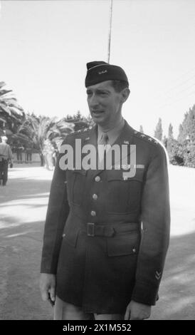 DIE ALLIIERTE BESETZUNG FRANKREICHS NORDAFRIKAS, 1942-1945 – General Mark Clark, Abgeordneter von General Dwight Eisenhower während der Landung in Algerien, fotografiert bei der feierlichen Eröffnung des nordafrikanischen Hauptquartiers in Algier, 17. November 1942, Clark, Mark Wayne, US Army Stockfoto