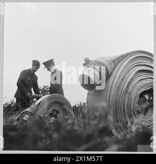 Ein Brandschutzbeauftragter einer RAF-Station inspiziert Schläuche und Armaturen im Rahmen der Brandschutzaufgaben der Station. Stockfoto