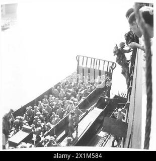 INVASION ITALIENS: GEBIET NEAPEL DIE FÜNFTE ARMEE LANDET IN DER BUCHT VON SALERNO - Männer klettern an Bord der LCM, British Army Stockfoto