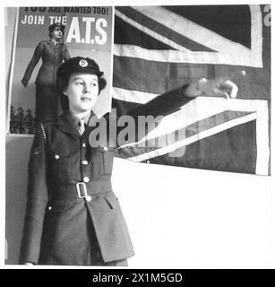 ATS RECRUITING CORPORALS IN NORTH WEST RECRUITING DIVISION - Corporal Edith Wilkins, der seit 17 Monaten ATS Recruiting in Preston durchführt, war Mitglied der ATS vor dem Krieg. Im nächsten März wird sie ihr viertes Jahr im Dienst absolvieren. Sie erinnert sich an die Zeit, als ATS nur kochen und Büroarbeit leisten konnte. Jetzt ist sie damit beschäftigt, potenziellen Rekruten alle neuen, vorhandenen Stellen im Service mitzuteilen. Sie hat einen Bruder im R.A.O.C, British Army Stockfoto