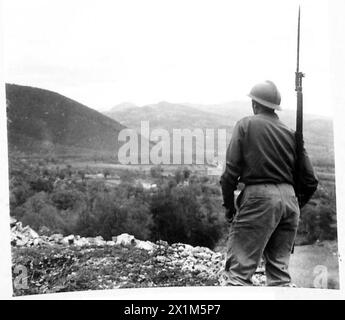 DIE 2. FRANZÖSISCHE MAROKKANISCHE DIVISION UNTER GENERAL DODY ENTLASTET DIE 34. US-DIVISION AN DER ITALIENISCHEN FRONT - Eine französische Patrouille schaut über feindliches Territorium, britische Armee Stockfoto