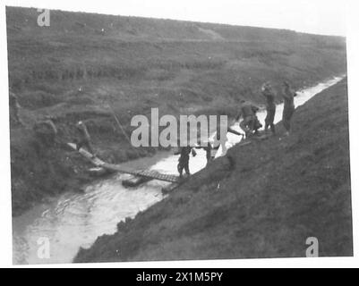 ACHTE ARMEE: ANGRIFF AUF DEN SENIO-FLUSS - mehr deutsche Gefangene kommen von sich aus über die Kapok-Brücke zurück, britische Armee Stockfoto