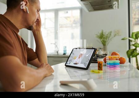 Kranker Mann hat Online-Beratung mit dem Arzt Stockfoto