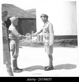 GENERAL EISENHOWER BESUCHT BRITISCHE FALLSCHIRMJÄGER – bei seinem Besuch trifft General Eisenhower auf einen Fallschirmjäger. Lieutenant Coll. J.D. Frost, DSO..MC., der mit dem DSO für seine Taten in Nordafrika von General Anderson bei einer besonderen Zeremonie auf dem Feld im Januar dieses Jahres, British Army, ausgezeichnet wurde Stockfoto