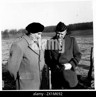 ALLIIERTE KOMMANDEURE BESUCHEN BRITISCHE UND AMERIKANISCHE TRUPPEN - General Montgomery und General Eisenhower im Gespräch während ihres Besuchs, British Army Stockfoto