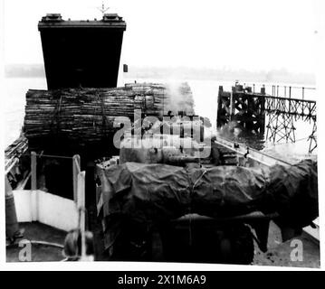 Eine spezielle Vorrichtung ermöglicht es Panzern, außergewöhnlich steile Steigungen während der Load 7 Übungen der British Army zu besteigen. Stockfoto
