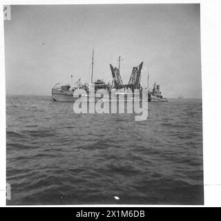 FOTOS VON VORGEFERTIGTEN ANSCHLÜSSEN USW. - Dredger wurde benutzt, um Sand in Betoneinheiten von Wellenbrechern zu pumpen, britische Armee, 21. Armeegruppe Stockfoto