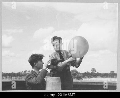 Ein Meteorologe der Royal Air Force arbeitet mit dem Bodenpersonal zusammen, um einen Bomber für den Flug vorzubereiten und die Betriebsbereitschaft und Sicherheit zu gewährleisten, 1943. Stockfoto