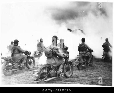 MASSED MOTORRAD DEMONSTRATION - Armee Motorradfahrer durchdringen einen Rauchschutz in den Maschinen, britische Armee Stockfoto