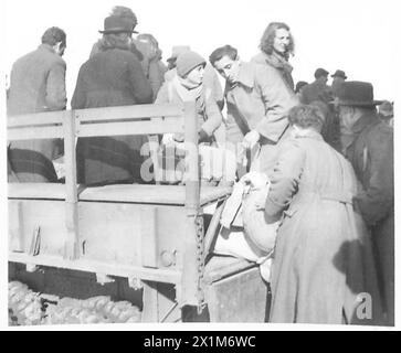 ITALIEN: FÜNFTE ARMEE: ANZIO BRÜCKENKOPF. EVAKUIERUNG VON FLÜCHTLINGEN AUS ANZIO - Flüchtlinge klettern an Bord von LKW, britische Armee Stockfoto