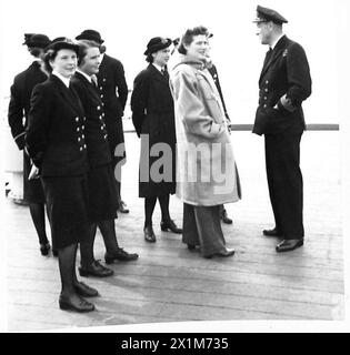 HERR WINSTON CHURCHILLS RÜCKKEHR - Subaltern Mary Churchill mit dem Commander und einigen der Wren Offiziere, die während der gesamten Tour des Premierministers als Cypher Offiziere fungierten. Foto auf dem Viertelblock des Schlachtschiffs HMS RENOWN, British Army Stockfoto