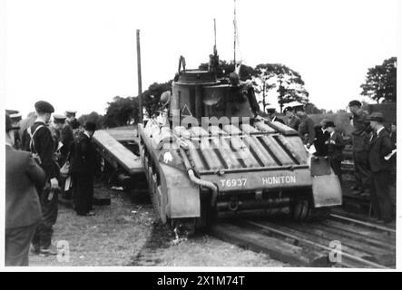 TANKS WERDEN AUF Einem SPEZIELLEN SCHIENENTANKER GELADEN - Tanks klettern auf die LKWs, British Army Stockfoto