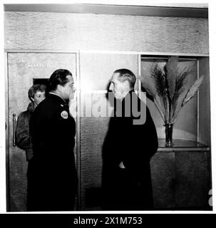 ERSTE NACHT DES "BURMA VICTORY" IM WARNER THEATRE, LONDON - Oberstleutnant Asher spricht mit Sir Philip Joubert vom Luftministerium der britischen Armee Stockfoto