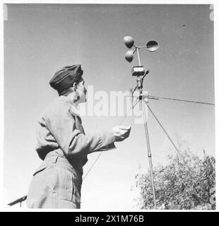 FÜNFTE ARMEE: DIE FEINDLICHEN GESCHÜTZE zu ERKENNEN - die Bodenwindgeschwindigkeit wird mit Hilfe eines Becheranemometers und einer Stoppuhr ermittelt. Hier macht LAC May die Beobachtung, britische Armee Stockfoto