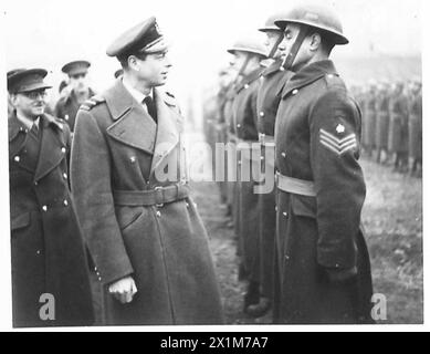 DER DUKE OF KENT IN SCHOTTLAND – der Duke of Kent, der in Uniform der RAF ein Bataillon der Guardia de Honour der Britischen Armee inspiziert Stockfoto