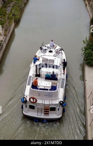 Durchfahrt des Malpas-Tunnels. Bootstouren auf dem Canal du Midi in der Nähe von Beziers. Okzitanien, Frankreich Stockfoto