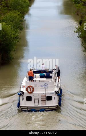 Durchfahrt des Malpas-Tunnels. Bootstouren auf dem Canal du Midi in der Nähe von Beziers. Okzitanien, Frankreich Stockfoto